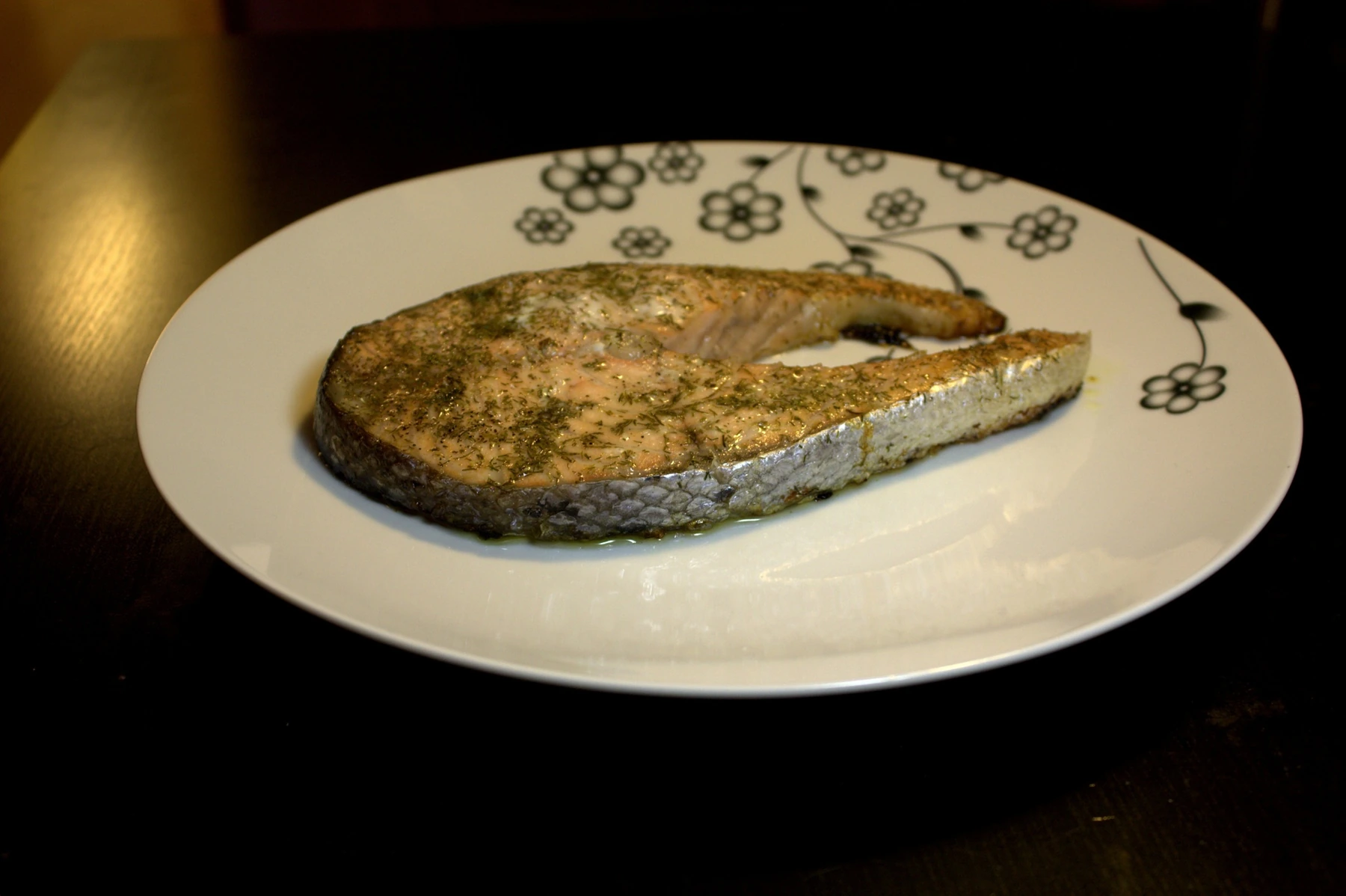 餐盘中的熟三文鱼排。三文鱼是维生素D的食物来源之一。